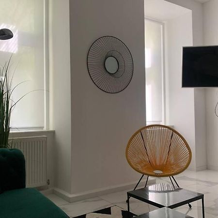 Cool City Center Apt. @ Metro And Shopping Street Wina Bagian luar foto
