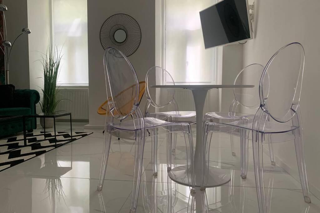 Cool City Center Apt. @ Metro And Shopping Street Wina Bagian luar foto